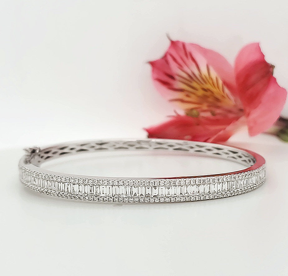 18k White Gold 1.80 Carat Bangle