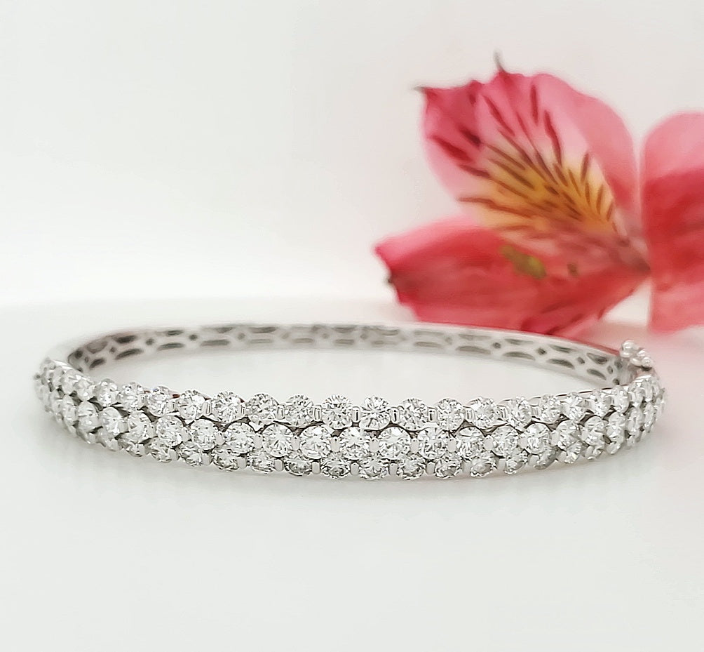 18k White Gold 4.70 Carat Bangle