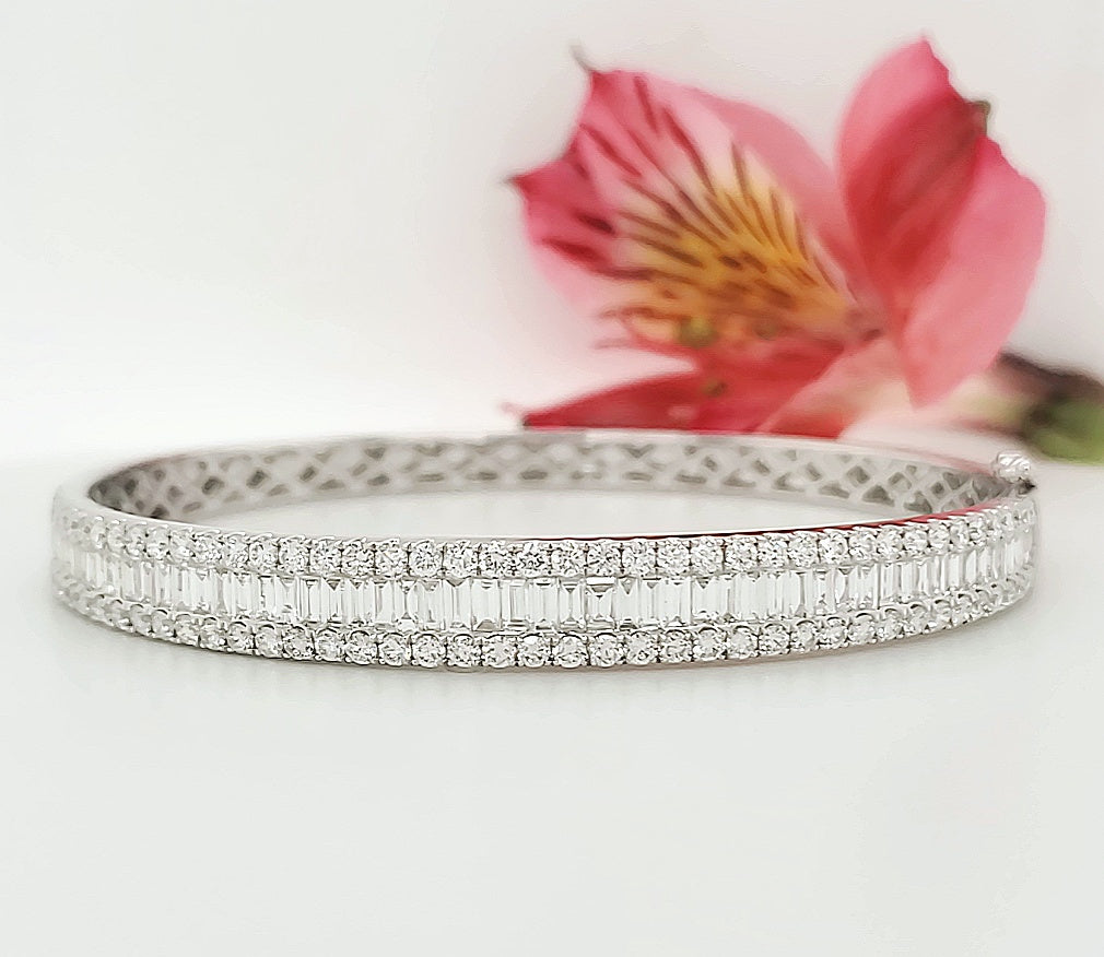 18k White Gold 4.04 Carat Bangle