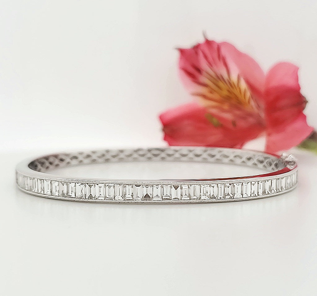 18k White Gold 2.87 Carat Bangle